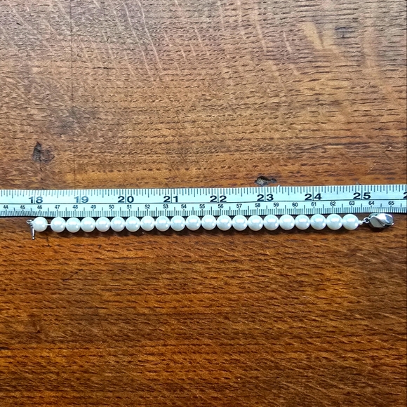 Elegant White Freshwater Pearl Bracelet NWOT - Picture 3 of 5